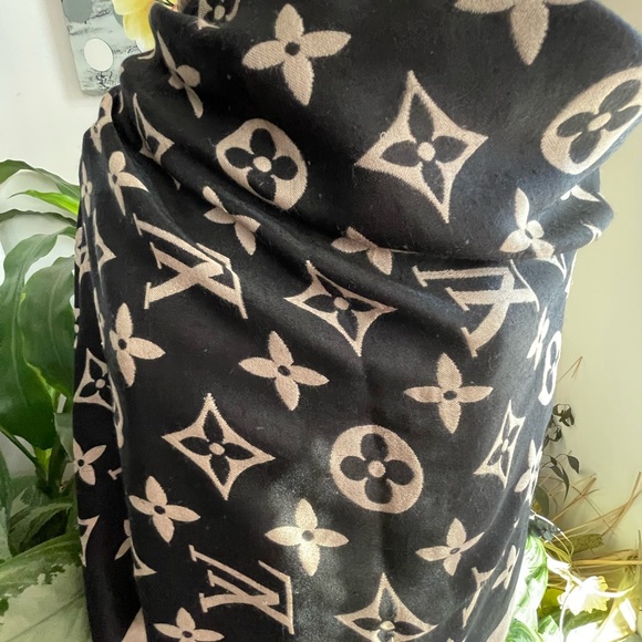 Louis Vuitton Giant Monogram Cashmere/Silk Shawl. - Picture 4 of 14